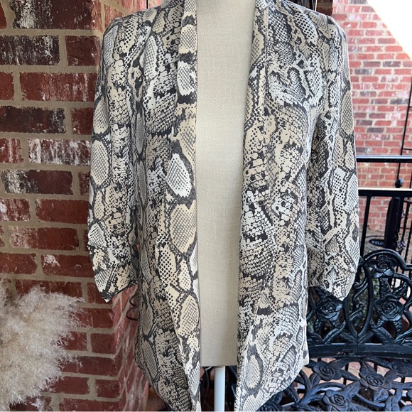 The Limited Women's Size XS Open Front Lightweight 3/4 Sleeve Cardigan NWT - Picture 3 of 11